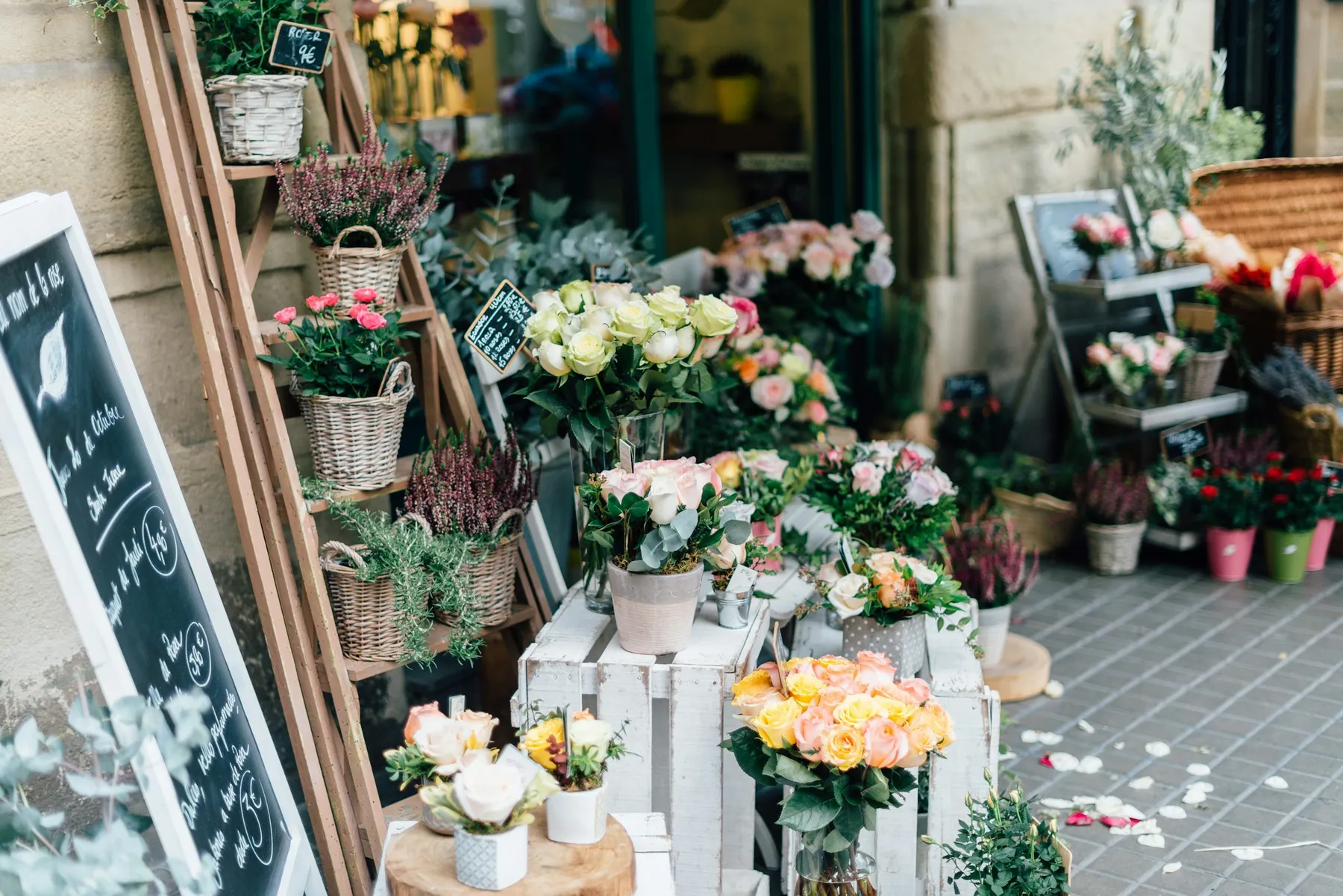 Fachada de una floristería llena de flores